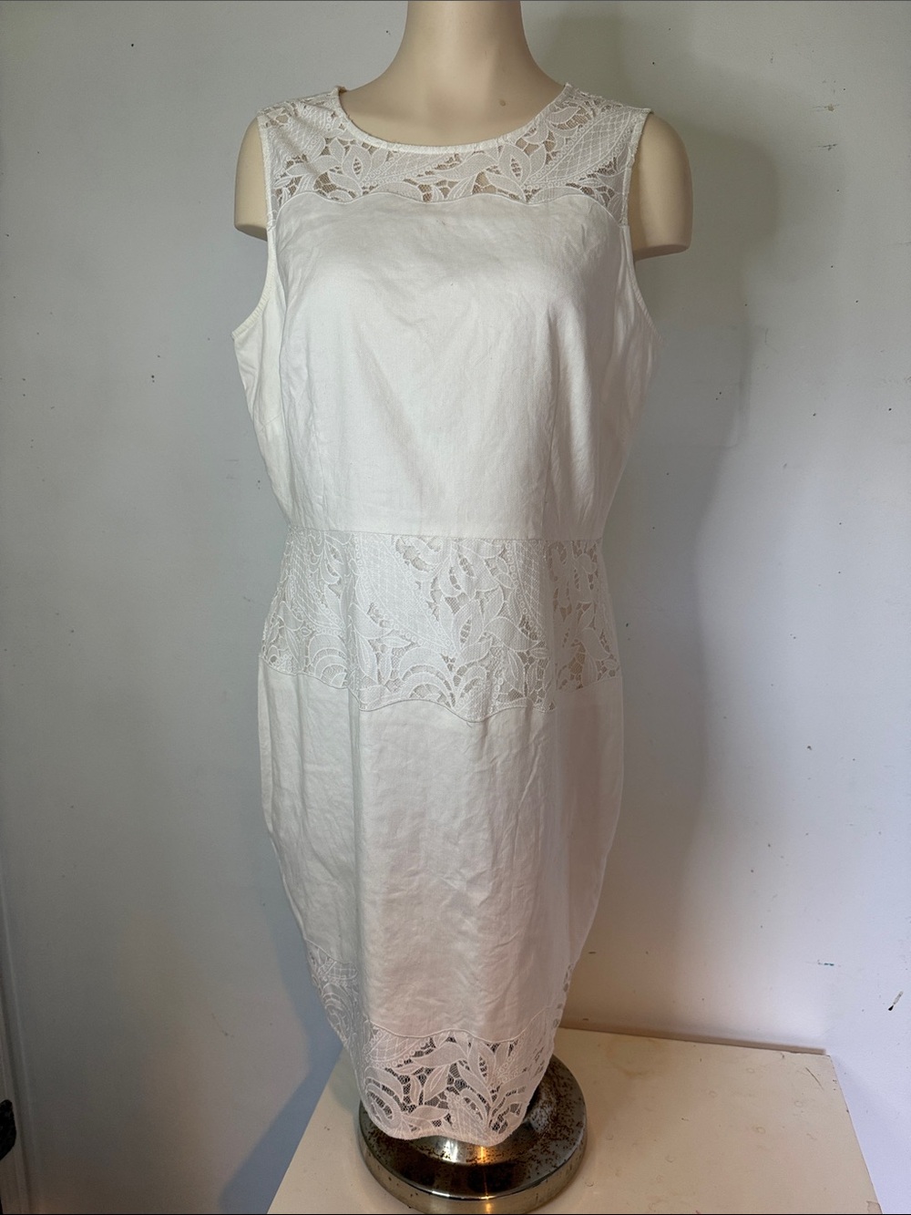 White Lace-Trim Midi Dress - Classic Sleeveless Design